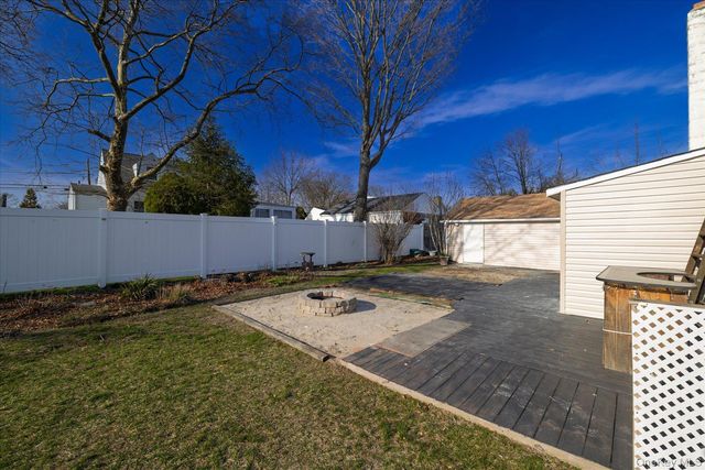 1558 9th Street Upper, West Babylon, NY 11704