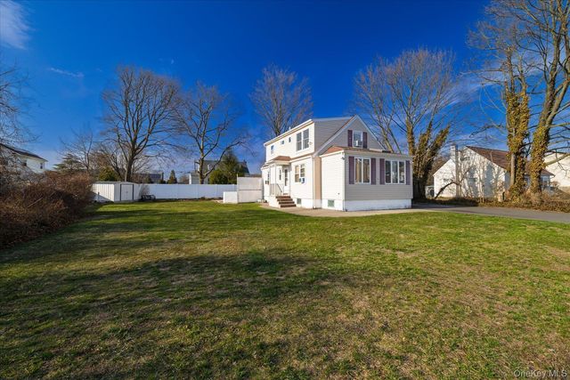 1558 9th Street Upper, West Babylon, NY 11704