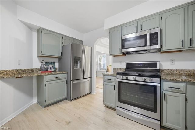 705 Hilltop CT, Chesapeake, VA 23322