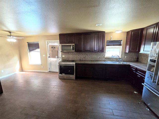 800 N Hamlett Street, Athens, TX 75751