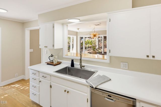 152 Strawberry Lane, Ashland, OR 97520