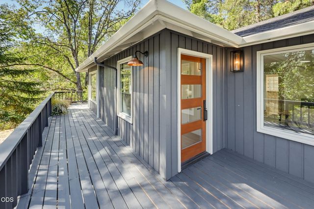 152 Strawberry Lane, Ashland, OR 97520