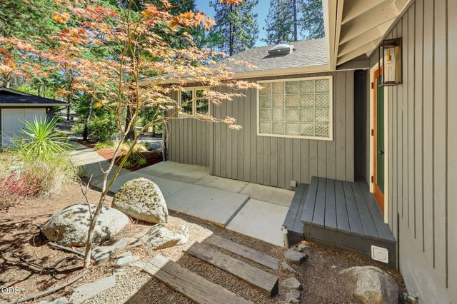 152 Strawberry Lane, Ashland, OR 97520