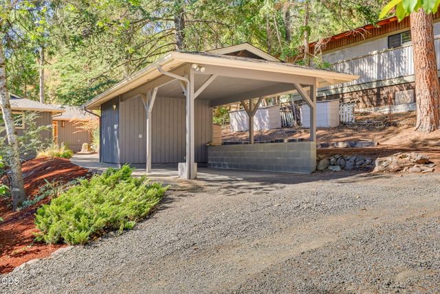 152 Strawberry Lane, Ashland, OR 97520