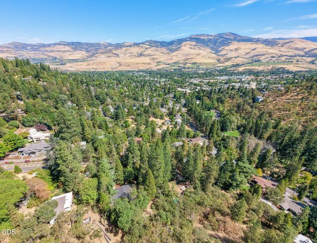 152 Strawberry Lane, Ashland, OR 97520