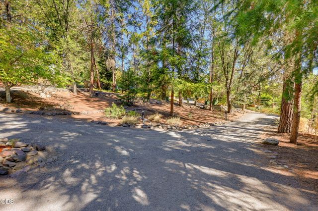 152 Strawberry Lane, Ashland, OR 97520