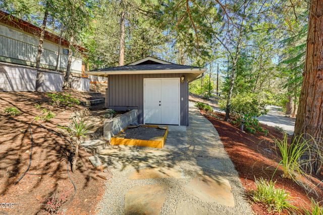 152 Strawberry Lane, Ashland, OR 97520