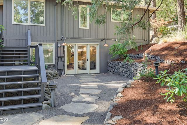 152 Strawberry Lane, Ashland, OR 97520