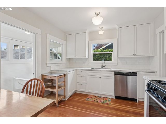 4815 Se CESAR E CHAVEZ Blvd, Portland, OR 97202