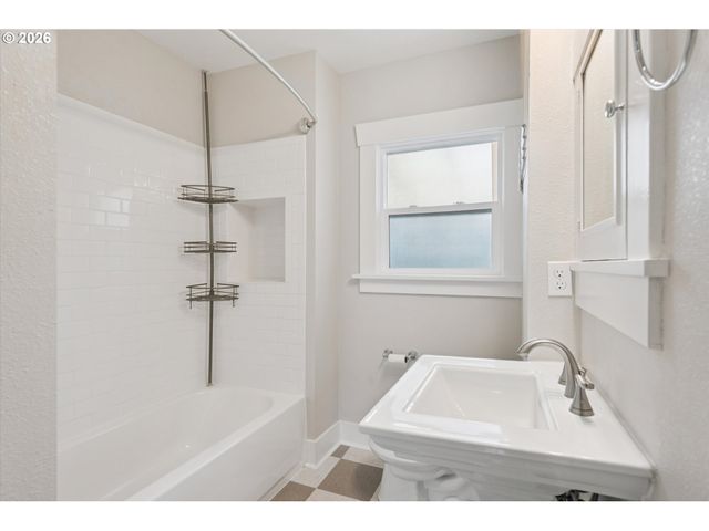 4815 Se CESAR E CHAVEZ Blvd, Portland, OR 97202