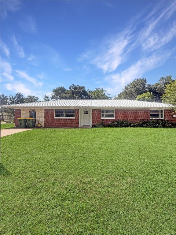 301 East Hall Street, Hearne, TX 77859 — exterior
