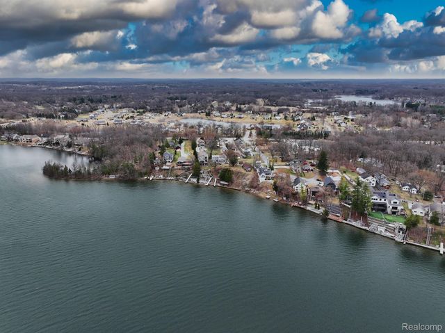 3453 ORMOND Road W, White Lake Charter Township, MI 48383