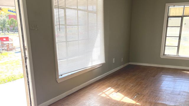 543 Hot Wells, San Antonio, TX 78223