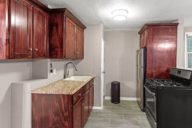 715 S Barnett Avenue, Dallas, TX 75211