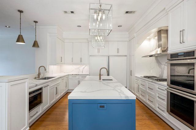4248 Sunset Boulevard, West University Place, TX 77005