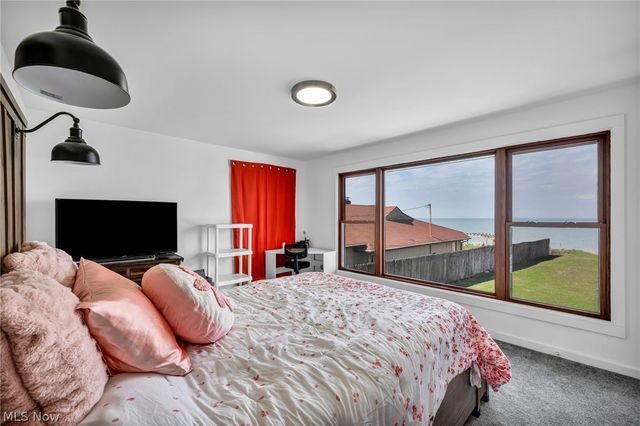 32321 Lake Shore Boulevard, Willowick, OH 44095