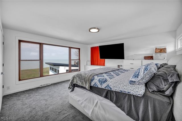 32321 Lake Shore Boulevard, Willowick, OH 44095