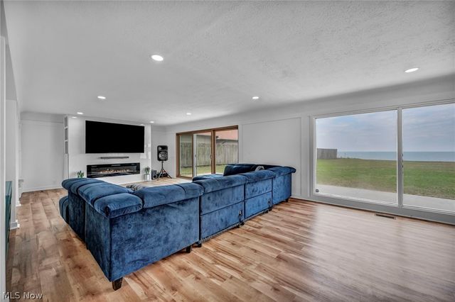 32321 Lake Shore Boulevard, Willowick, OH 44095