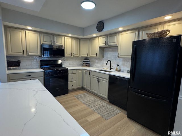 5701 N WESTERN Avenue, Peoria, IL 61614