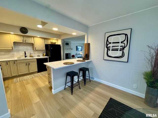 5701 N WESTERN Avenue, Peoria, IL 61614