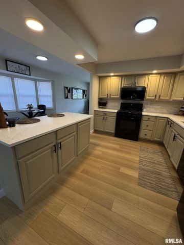 5701 N WESTERN Avenue, Peoria, IL 61614