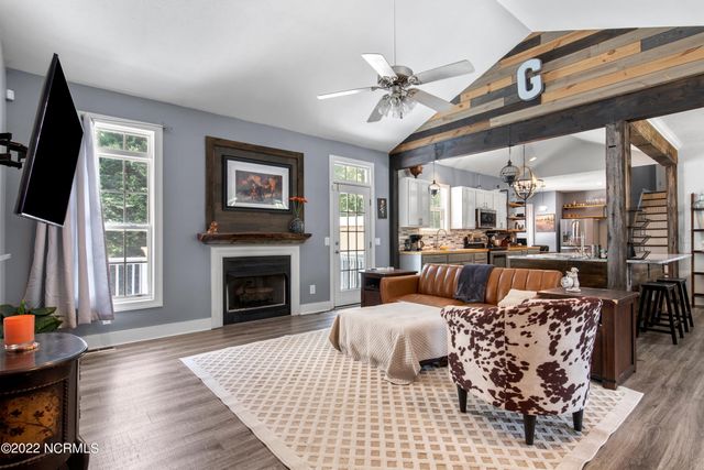 255 W Hedgelawn Way, Southern Pines, NC 28387