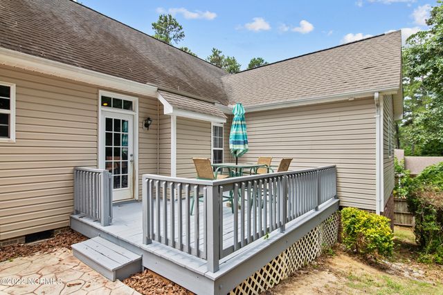 255 W Hedgelawn Way, Southern Pines, NC 28387