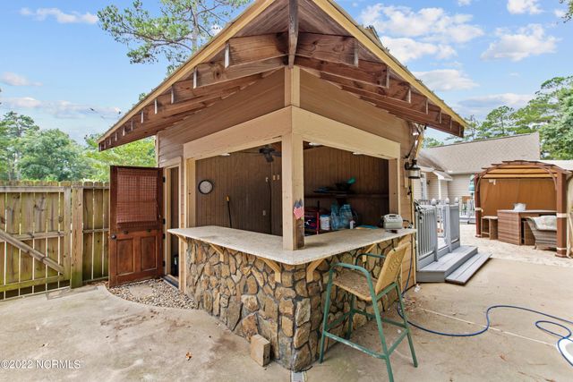 255 W Hedgelawn Way, Southern Pines, NC 28387