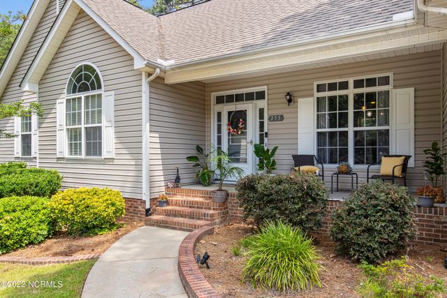 255 W Hedgelawn Way, Southern Pines, NC 28387