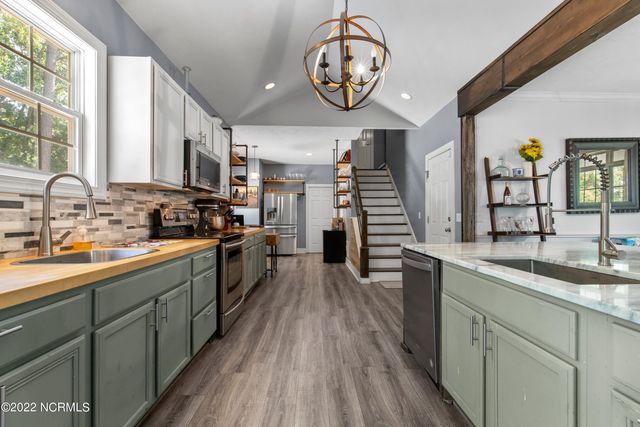 255 W Hedgelawn Way, Southern Pines, NC 28387