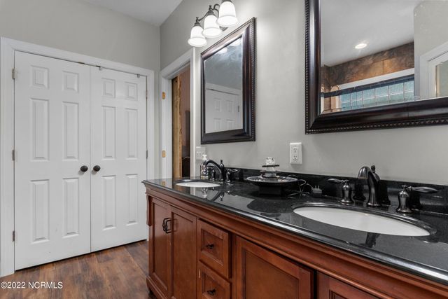 255 W Hedgelawn Way, Southern Pines, NC 28387