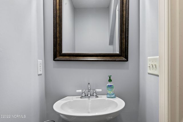 255 W Hedgelawn Way, Southern Pines, NC 28387