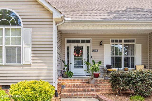 255 W Hedgelawn Way, Southern Pines, NC 28387