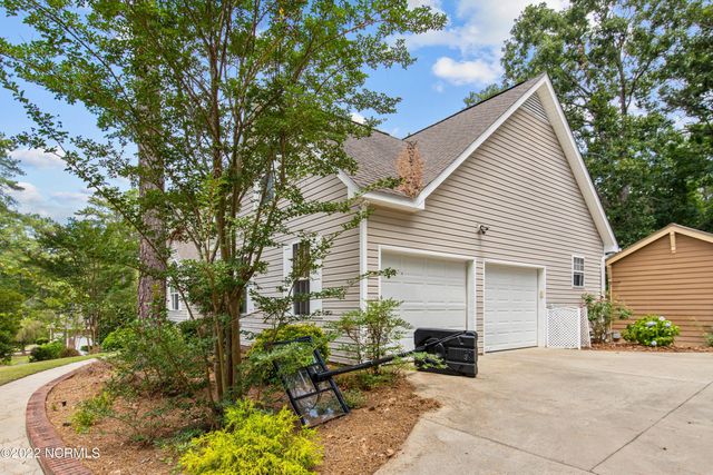 255 W Hedgelawn Way, Southern Pines, NC 28387