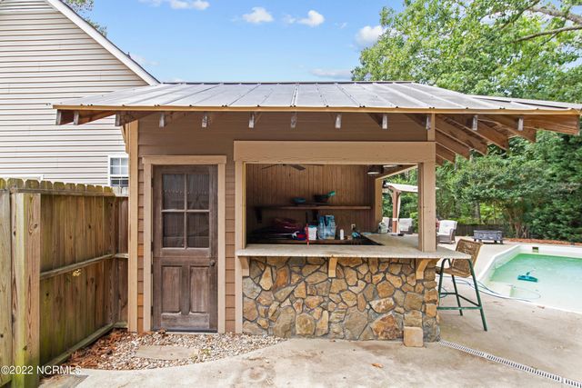 255 W Hedgelawn Way, Southern Pines, NC 28387