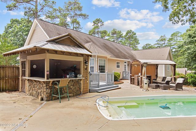 255 W Hedgelawn Way, Southern Pines, NC 28387