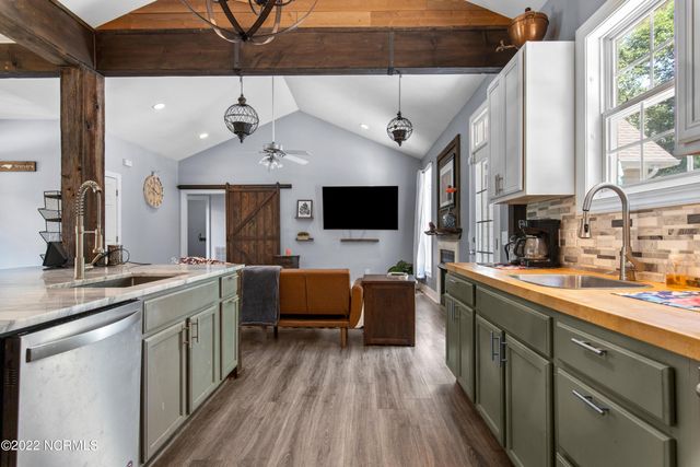 255 W Hedgelawn Way, Southern Pines, NC 28387