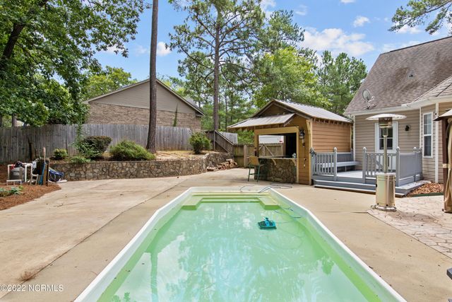 255 W Hedgelawn Way, Southern Pines, NC 28387