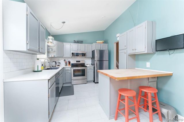 11860 Riverside Drive, Plymouth, MI 48170