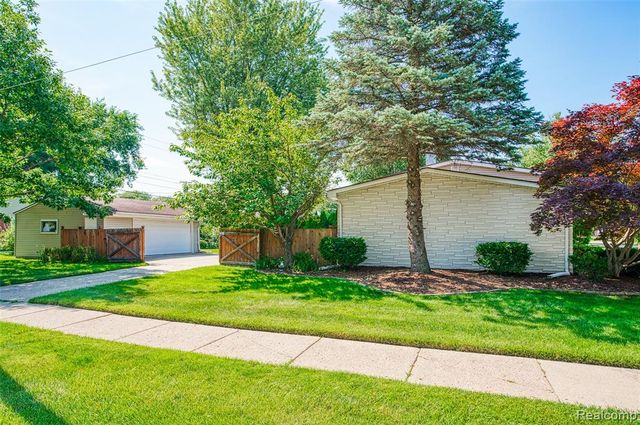 11860 Riverside Drive, Plymouth, MI 48170
