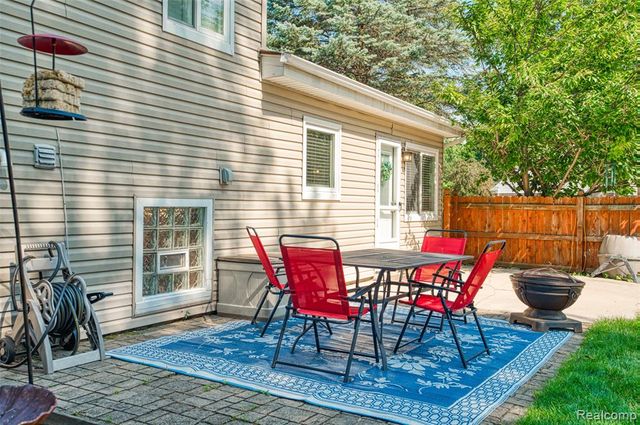 11860 Riverside Drive, Plymouth, MI 48170