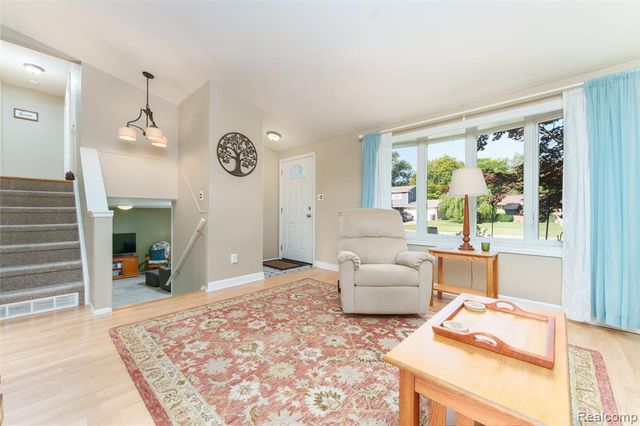 11860 Riverside Drive, Plymouth, MI 48170