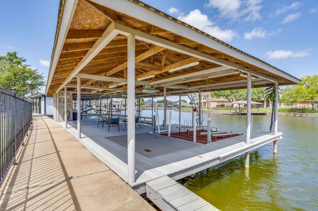 1104 Mallard Court, Granbury, TX 76048