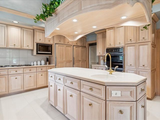 1719 Midwest Club Parkway, Oak Brook, IL 60523