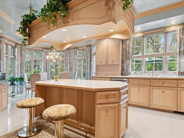 1719 Midwest Club Parkway, Oak Brook, IL 60523