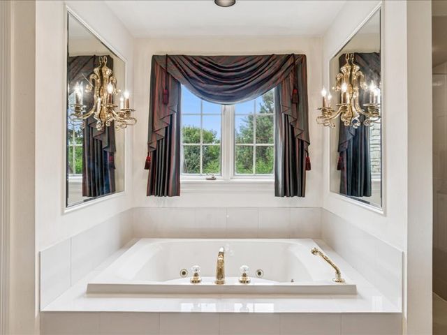 1719 Midwest Club Parkway, Oak Brook, IL 60523