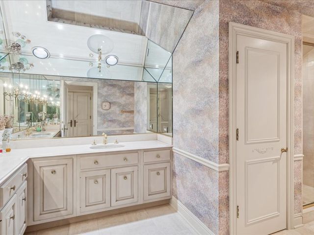 1719 Midwest Club Parkway, Oak Brook, IL 60523