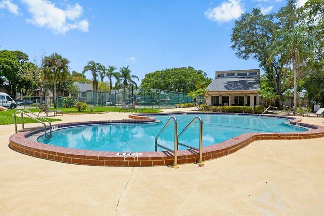 28 Wimbledon Lake Drive 222, Plantation, FL 33324