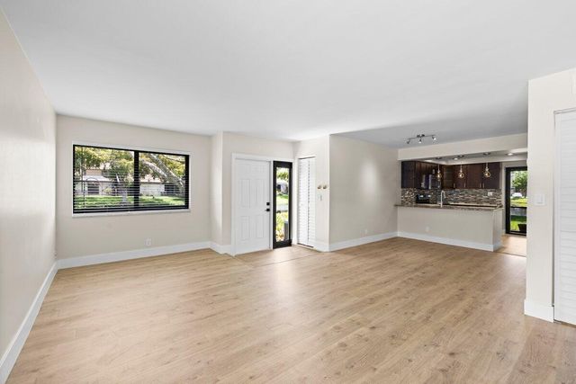 28 Wimbledon Lake Drive 222, Plantation, FL 33324