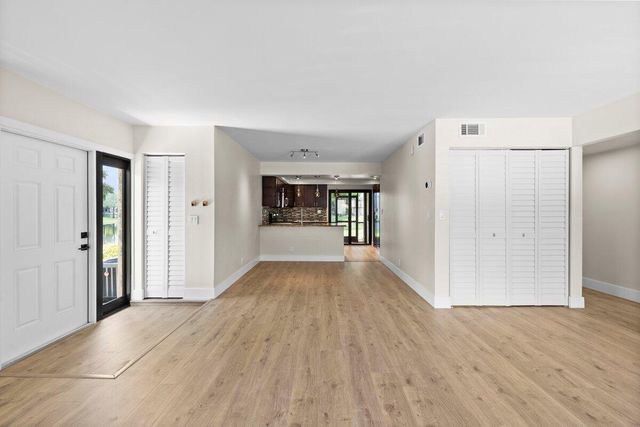 28 Wimbledon Lake Drive 222, Plantation, FL 33324